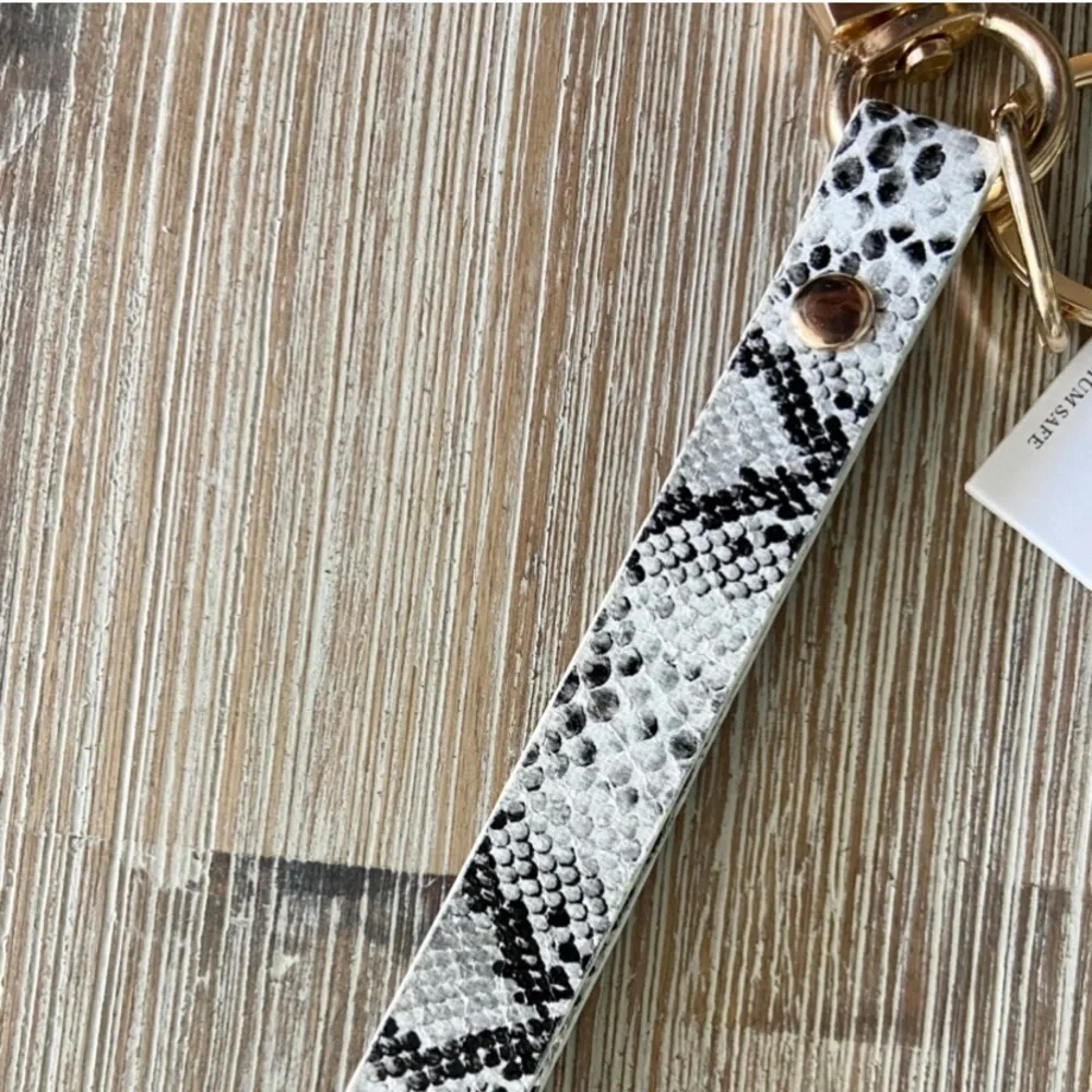Call Me Chic Keychain - Picture 2 of 4